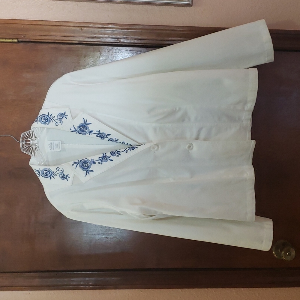 White cotton blazer with blue flowers 💐 embroidery accent on lapel
